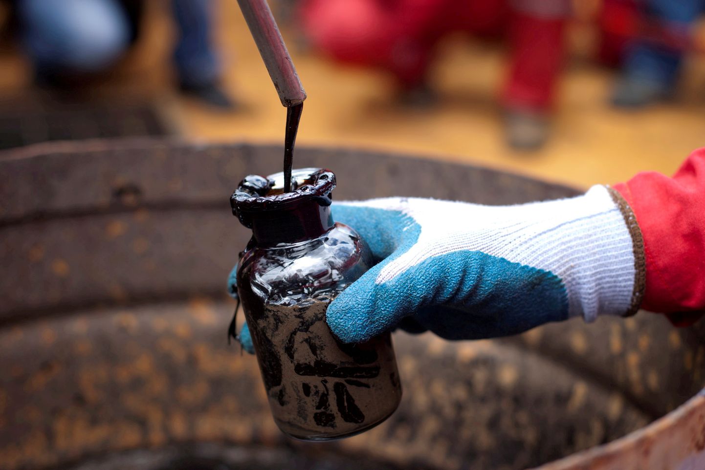 Töötaja võtab toornaftaproovi Venezuela riikliku naftakompanii PDVSA naftapuurkaevust.