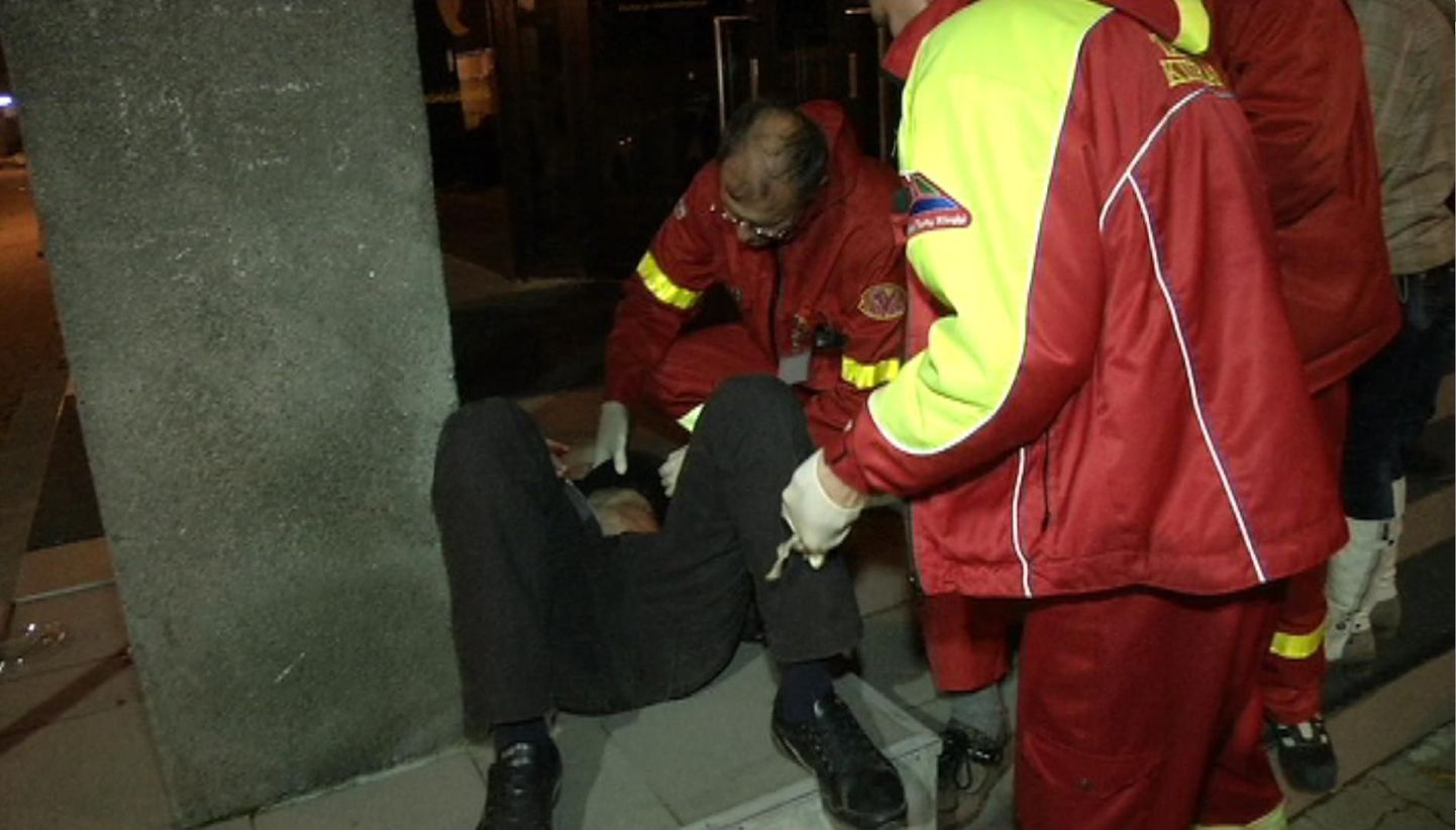 Tartus Laial tänaval lõi seni tabamata mees kannatanut noaga.