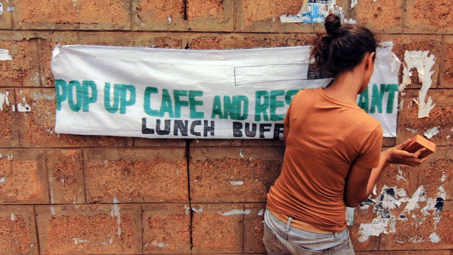 Filmi peategelane Siisi riputab Uganda pealinnas Kampalas üles oma kohviku plagu.