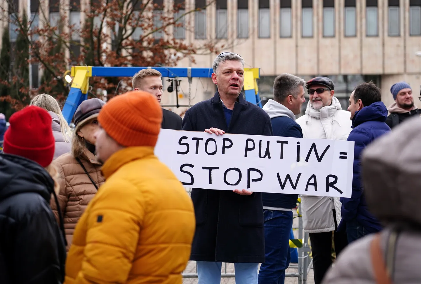 Parkā iepretim Krievijas vēstniecības ēkai notiek protesta akcija, lai nosodītu Krievijas prezidenta tā dēvēto "vēlēšanu" rīkošanu Latvijas teritorijā.