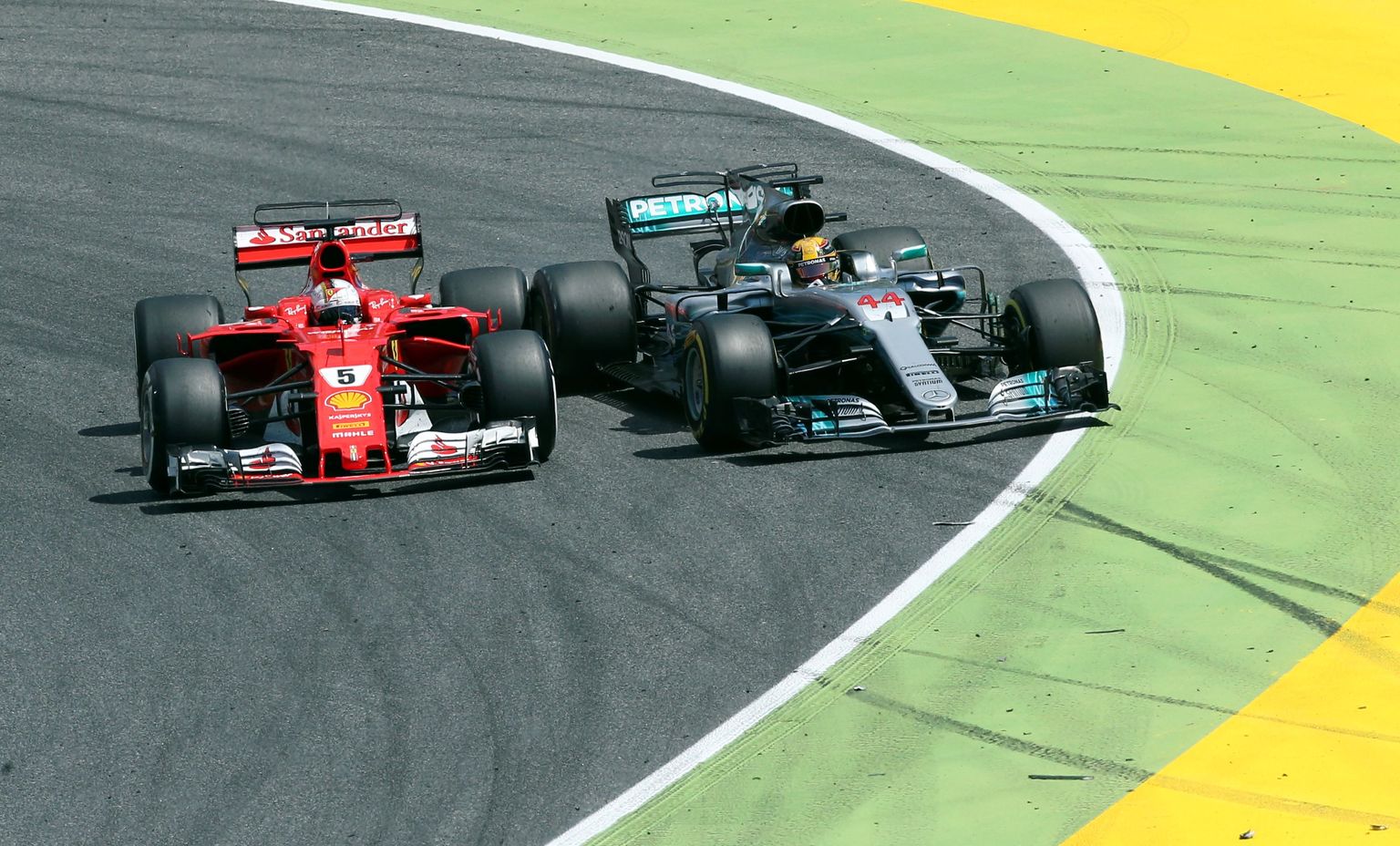 Vettel jäi esimese kurvi pusklemise tulemusel veel Lewis Hamiltonist ette, aga mitte kauaks.