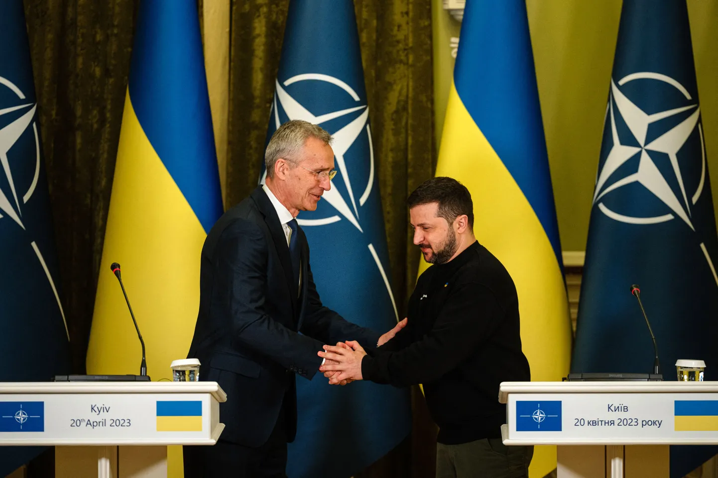 NATO peasekretär Jens Stoltenberg surub kätt Ukraina presidendi Volodõmõr Zelenskõiga. Kiiev, 20. aprill 2023.
