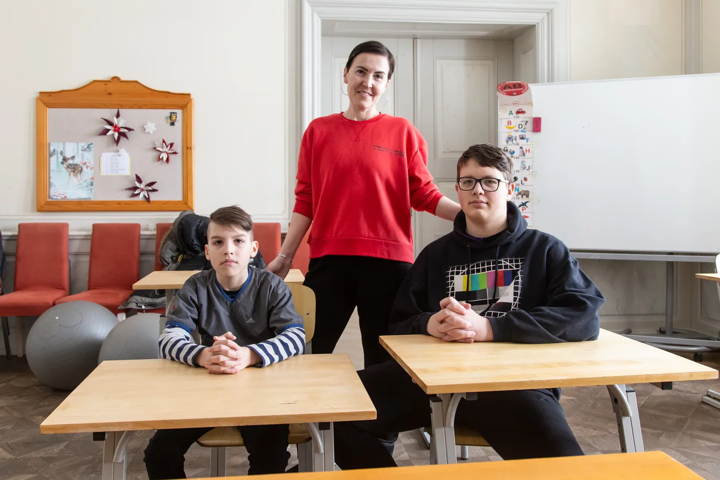 Лариса Свиридова с сыновьями Кирилом и Игорем в помещении класса, которое Майдлаская школа предоставила в распоряжение военных беженцев.