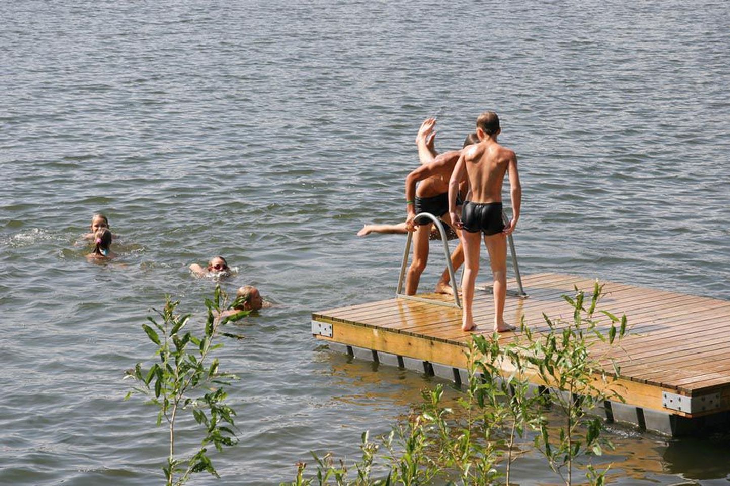 Paistu vald arendab Holstre järve puhkeala. Juba aastaid on seal peetud mitmesuguseid noortelaagreid.