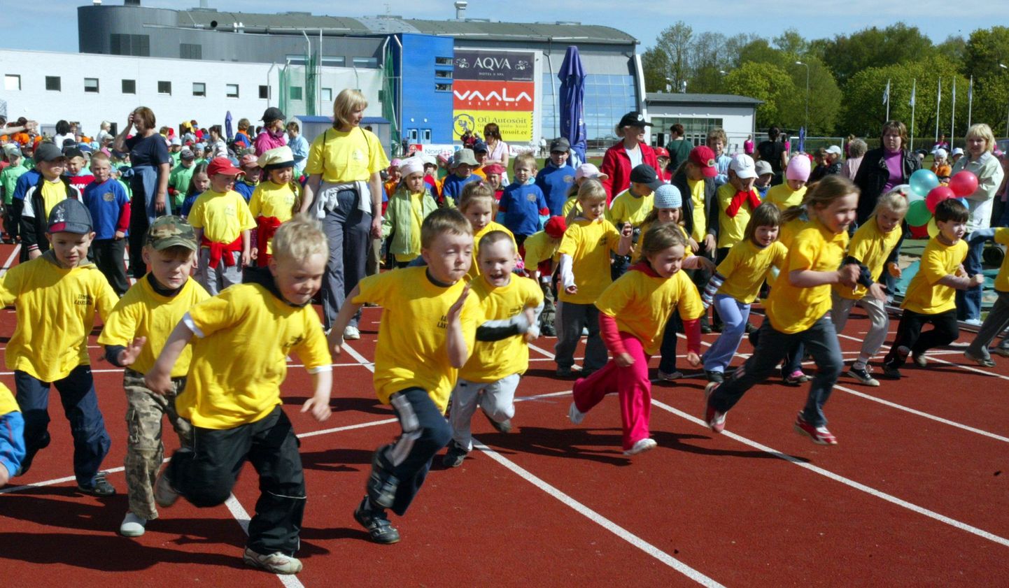 Hetk lasteaedade spordipäevalt Rakvere staadionil.