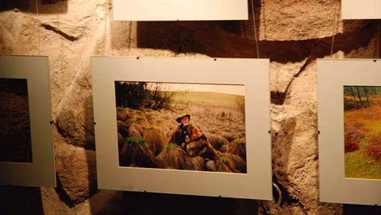 Par mājas saimnieku Edgaru Vinteru atgādina daudzās fotogrāfijas
