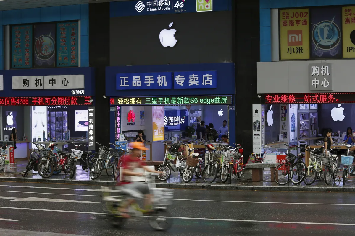 Apple’i toodete edasimüüjad Shenzheni linnas. Maailma suuruselt teise nutitelefonitootja käest pole aga luba küsitud.
