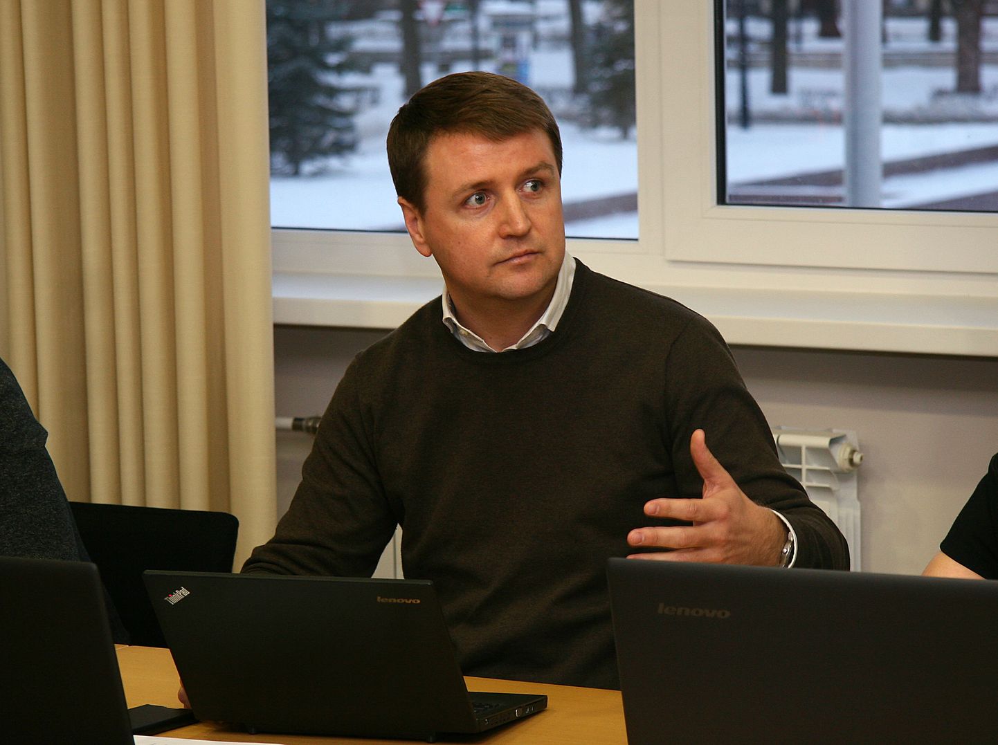 Kohtla-Järve linnavolikogu liige Eduard Odinets loodab, et sotsiaaldemokraatide fraktsiooni korraldatav ümarlaud aitab linnaelanikel mõista, kas neil on uut tehast vaja või mitte.