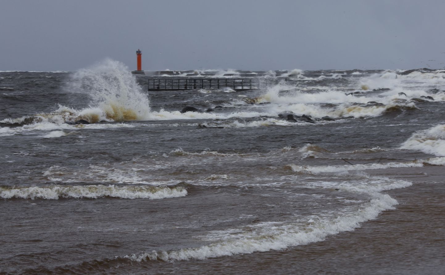 Viļņi Daugavā pie Mangaļsalas mola.