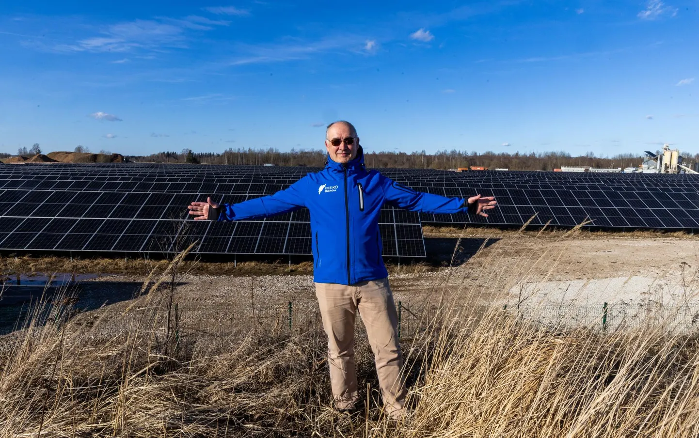 Kümnemegavatine päikesepark Raadil on valmis, järgmise aasta suveks peaks pargi võimsus Estiko Energia tegevjuhi Ain Tammvere sõnutsi suurenema 75 megavatini.