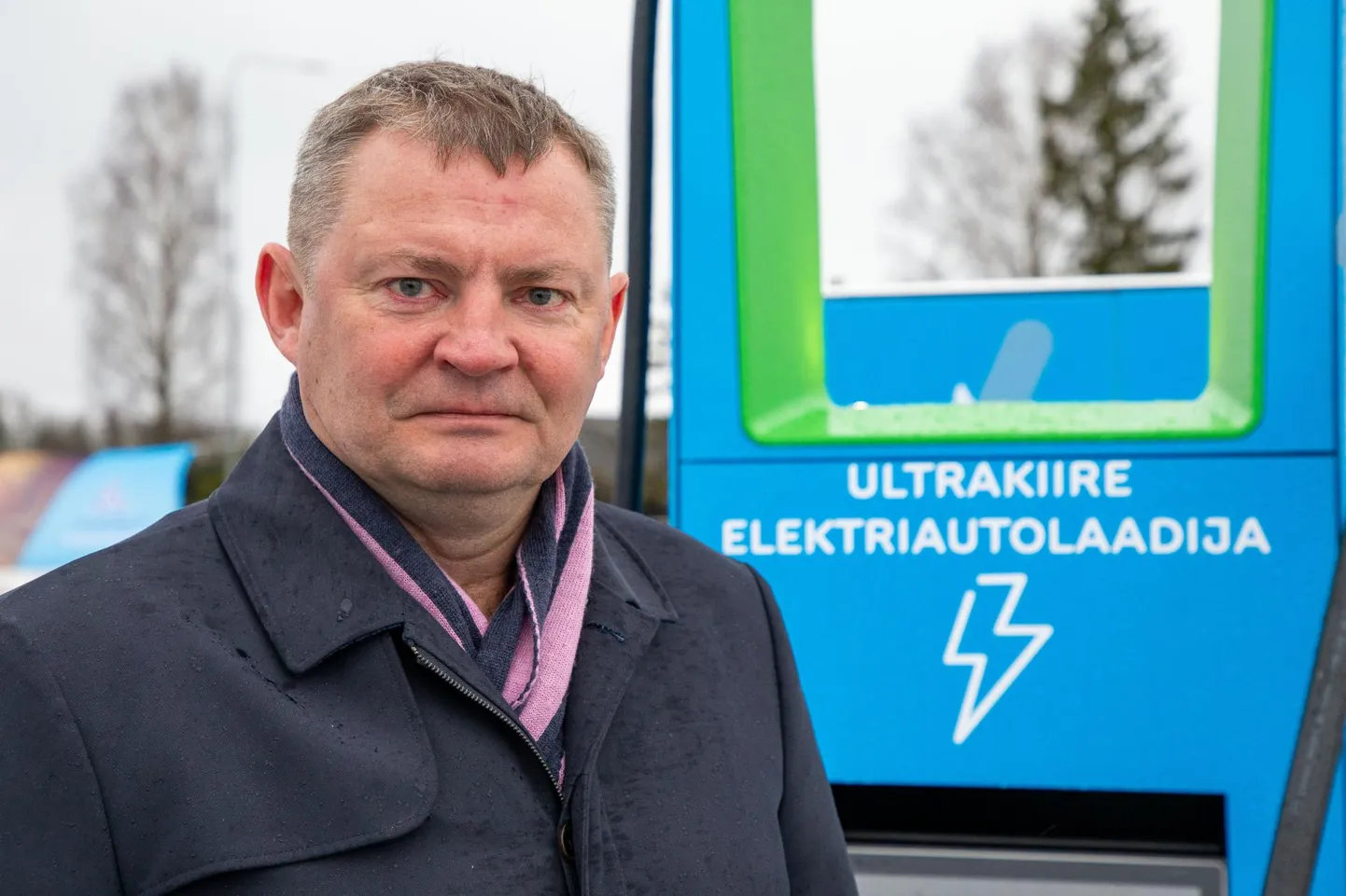 Alexela tegevjuht Aivo Adamson elektriautode kiirlaadimispunktis.