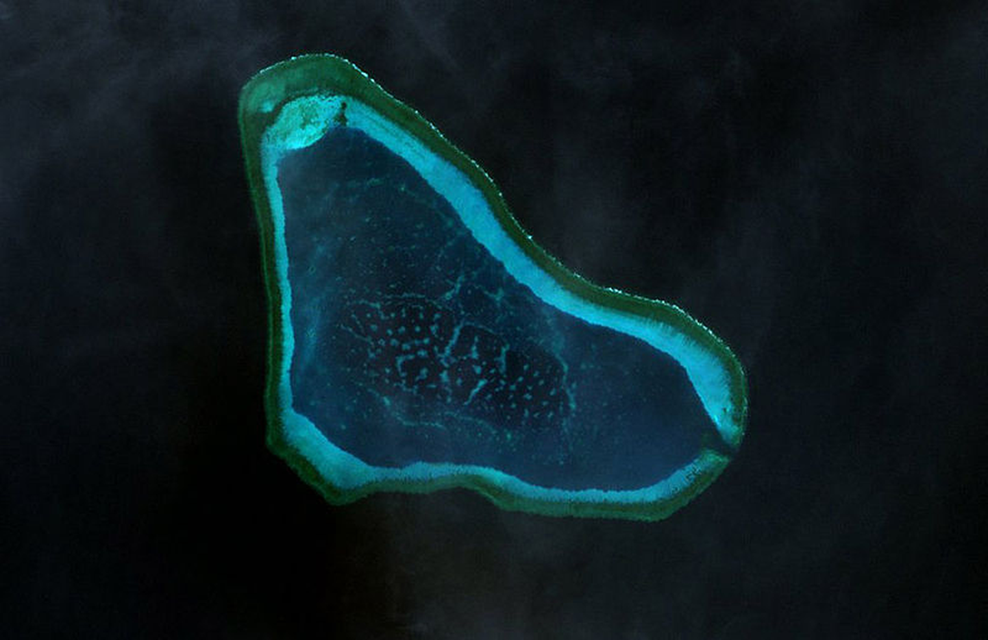 Bajo de Masinloci atoll, mille pikim külg on ca 16 km pikk, paikneb Filpiinide rannikust 240 km kaugusel ja Hiina kontrolli all olevatest Paraceli saartest 540 km kaugusel.