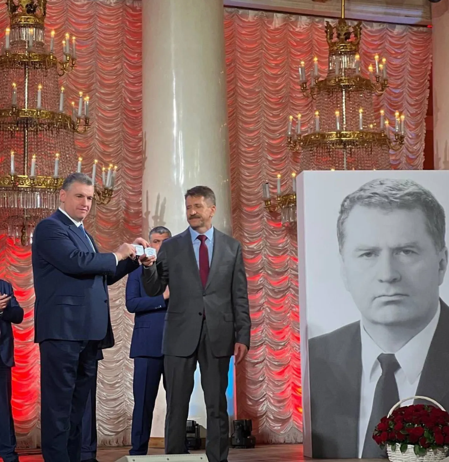 Viktor But partei liikmekaarti saamas.