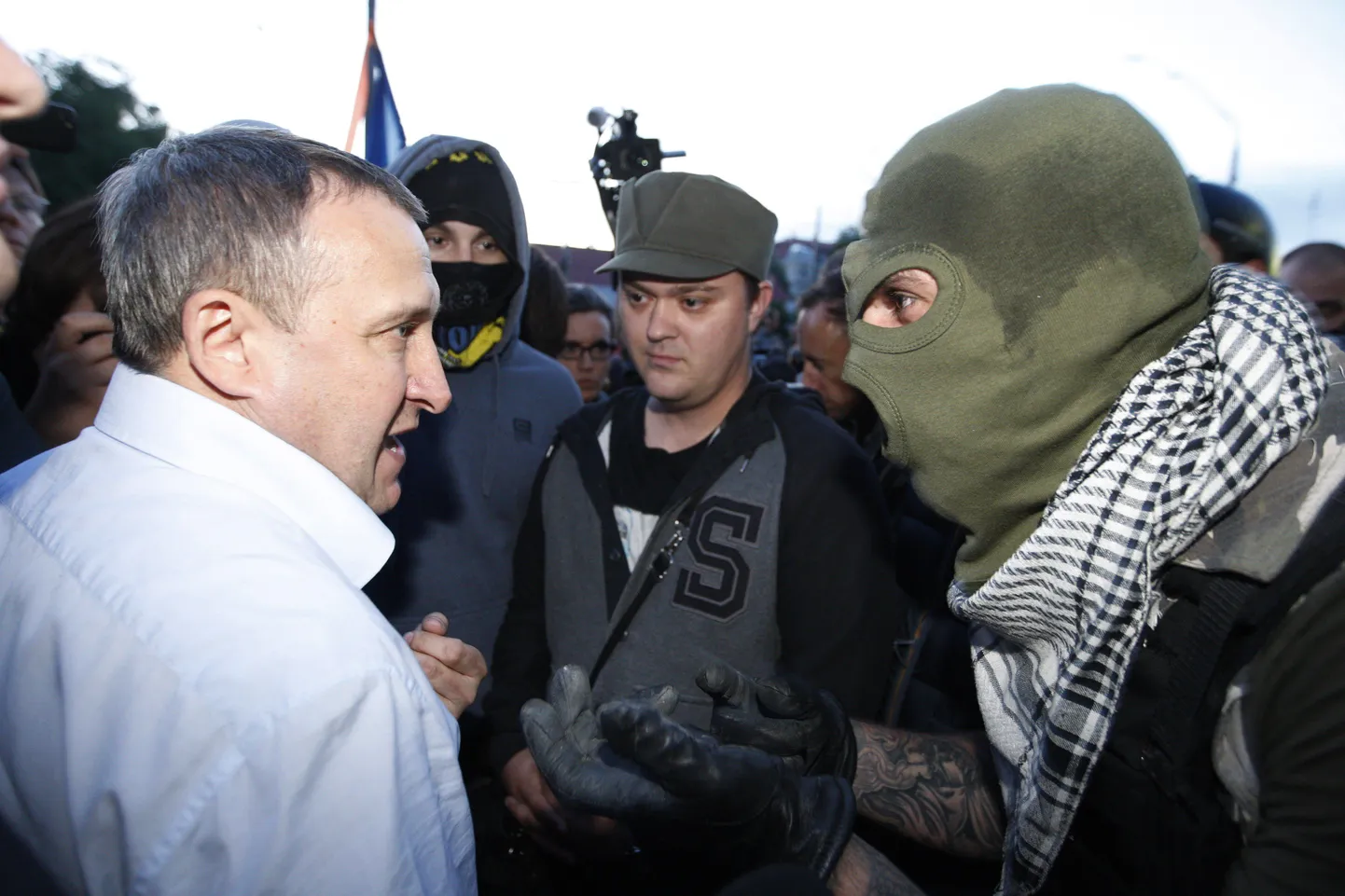 Ukraina välisminister Andri Deštšõtsa protestijatega kohtumas.