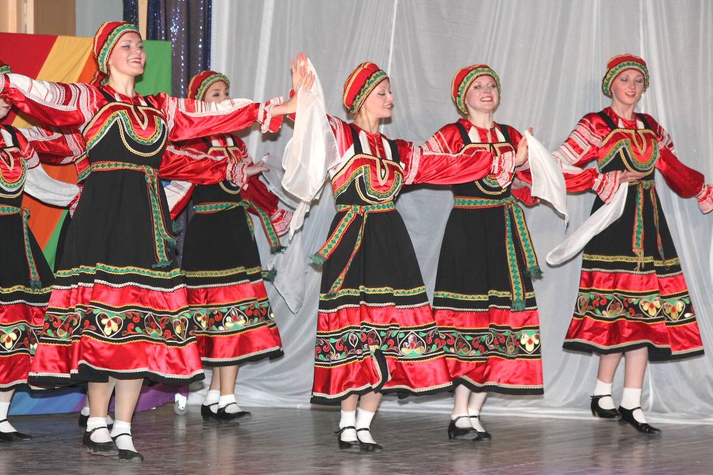 Sillamäe Suveniiri tantse ei näe Kohtla-Järve publik just sageli, kuid pühapäevast peokava rikastab värskete meretuulte linna ansambel küll.