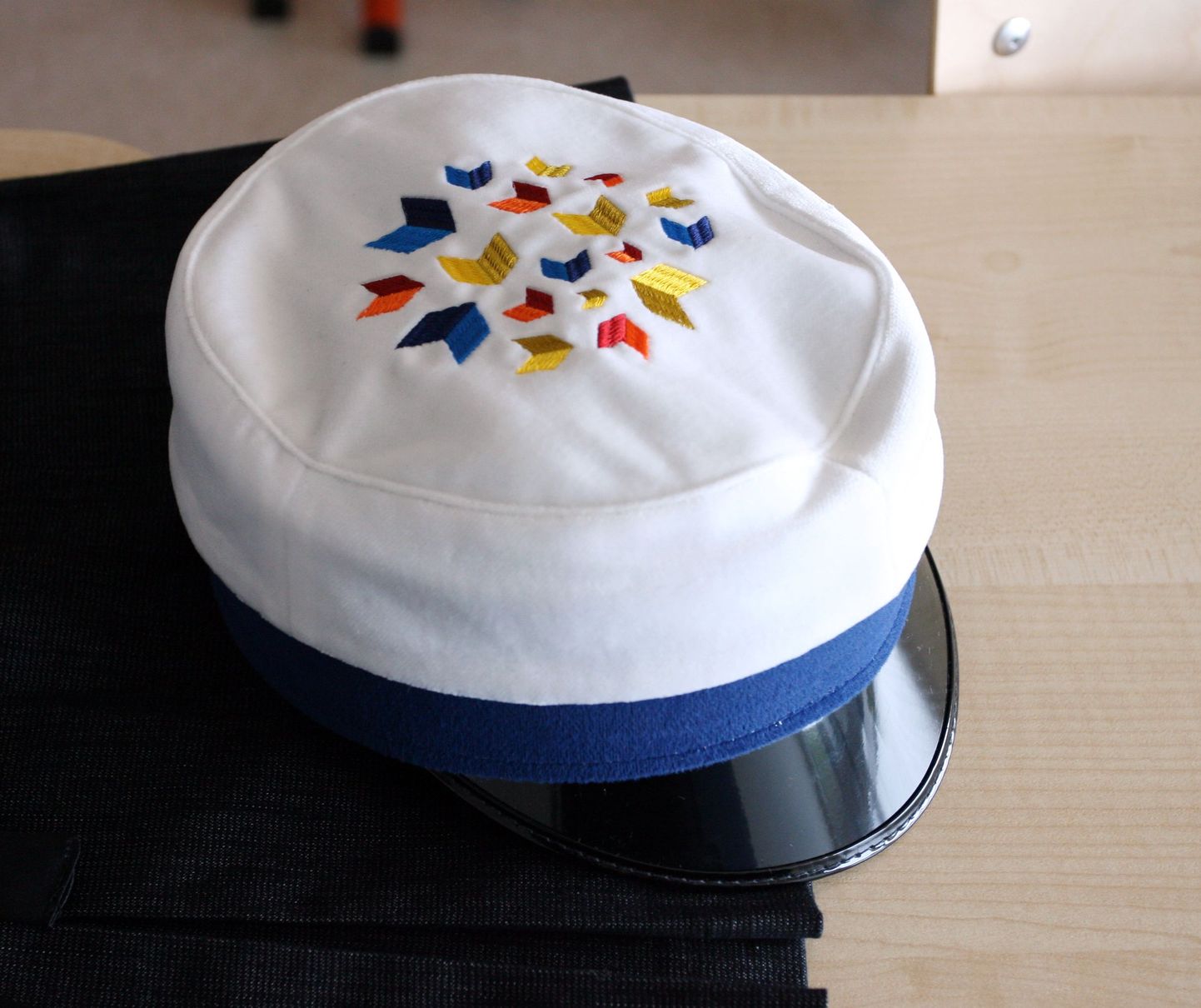 Koolivormi juurde kuulub ka kooli logoga müts.