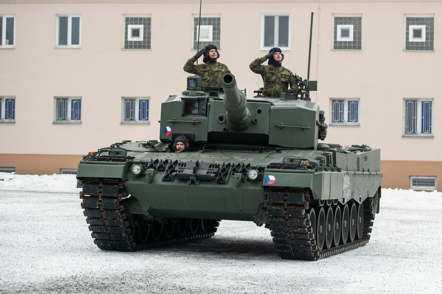 Tšehhid Leopardi tankiga, mille nad said sakslastelt vastukaubaks Ukrainale annetatud tankide T-72 eest. 