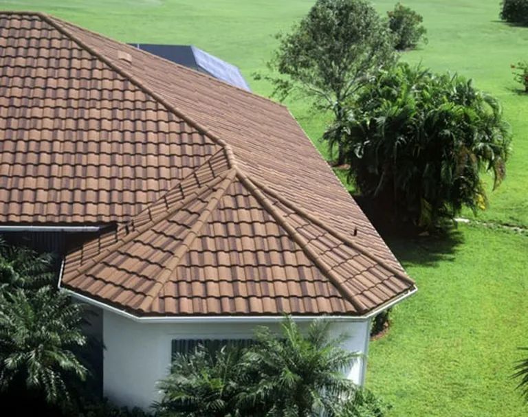 Крыша из металлочерепицы «Metrotile» подходит, если для частного дома хотят построить эксклюзивную крышу по соответствующей качеству цене. В Латвии это предлагает предприятие «Vinteko». www.vinteko.lv 