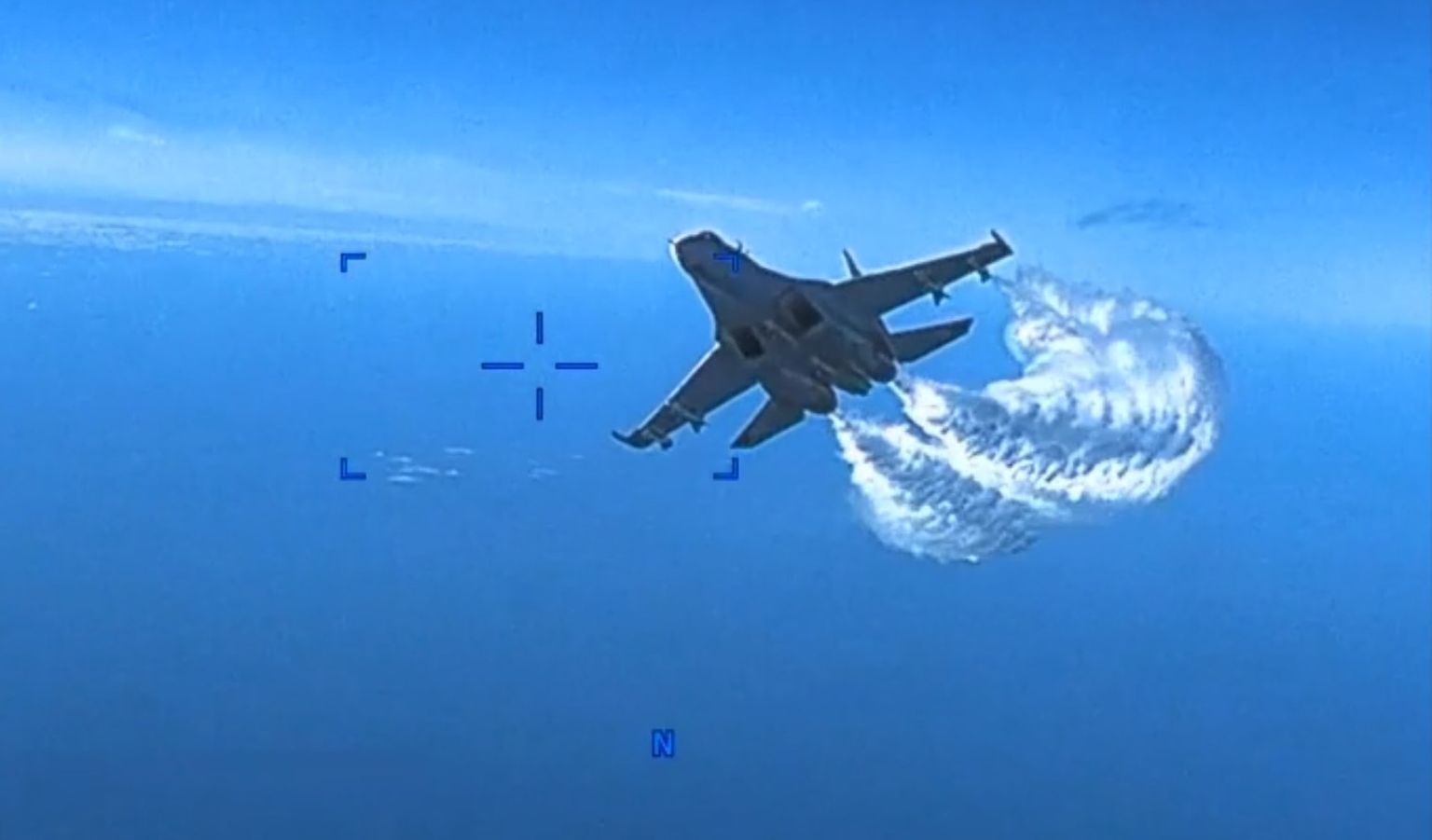Videokaader USA luuredroonile Musta mere kohal lähenevast Vene Su-27 hävituslennukist, mis kallas mehitamata õhusõiduki kütusega üle.