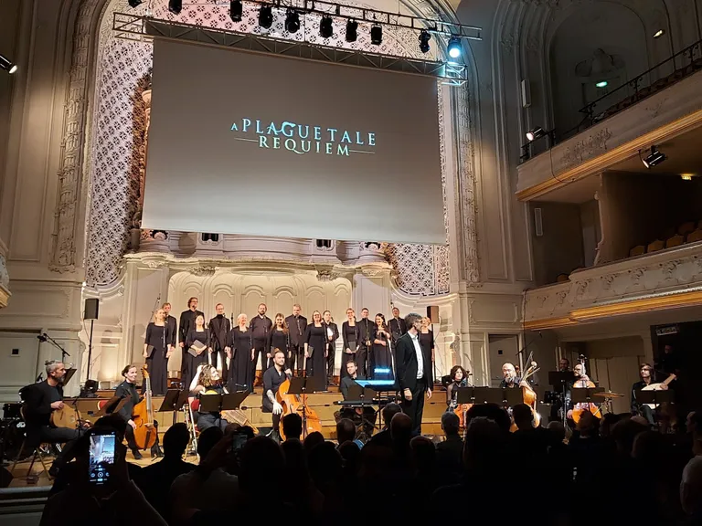 Eesti Filharmoonia Kammerkoor esinemas arvutimängu esitlusel Pariisis.