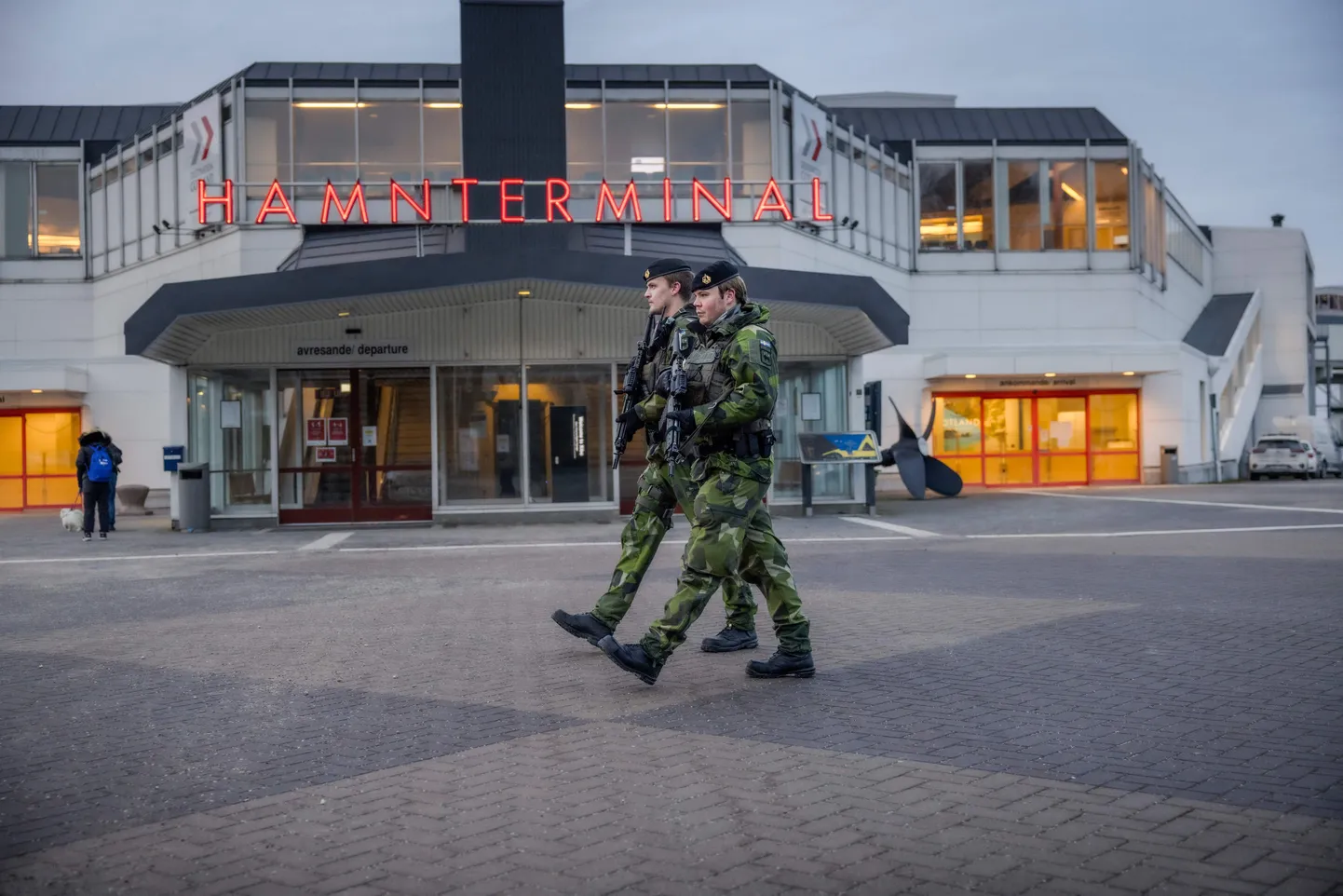 Gotlandi rügemendi sõdurid Visbys patrullimas.