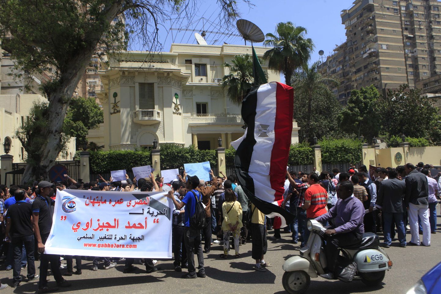 Egiptlased protestivad Saudi Araabia suursaatkonna hoone ees Kairos.