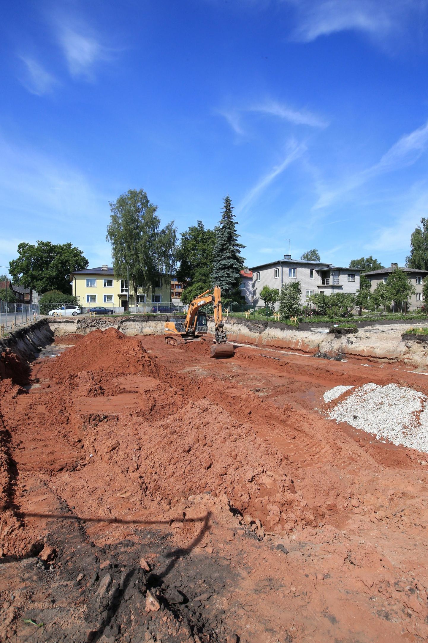 Karlovas alustati uute kortermajade ehitust. Järgmisel aastal peaks esimene, Jõe 4 maja valmis saama.