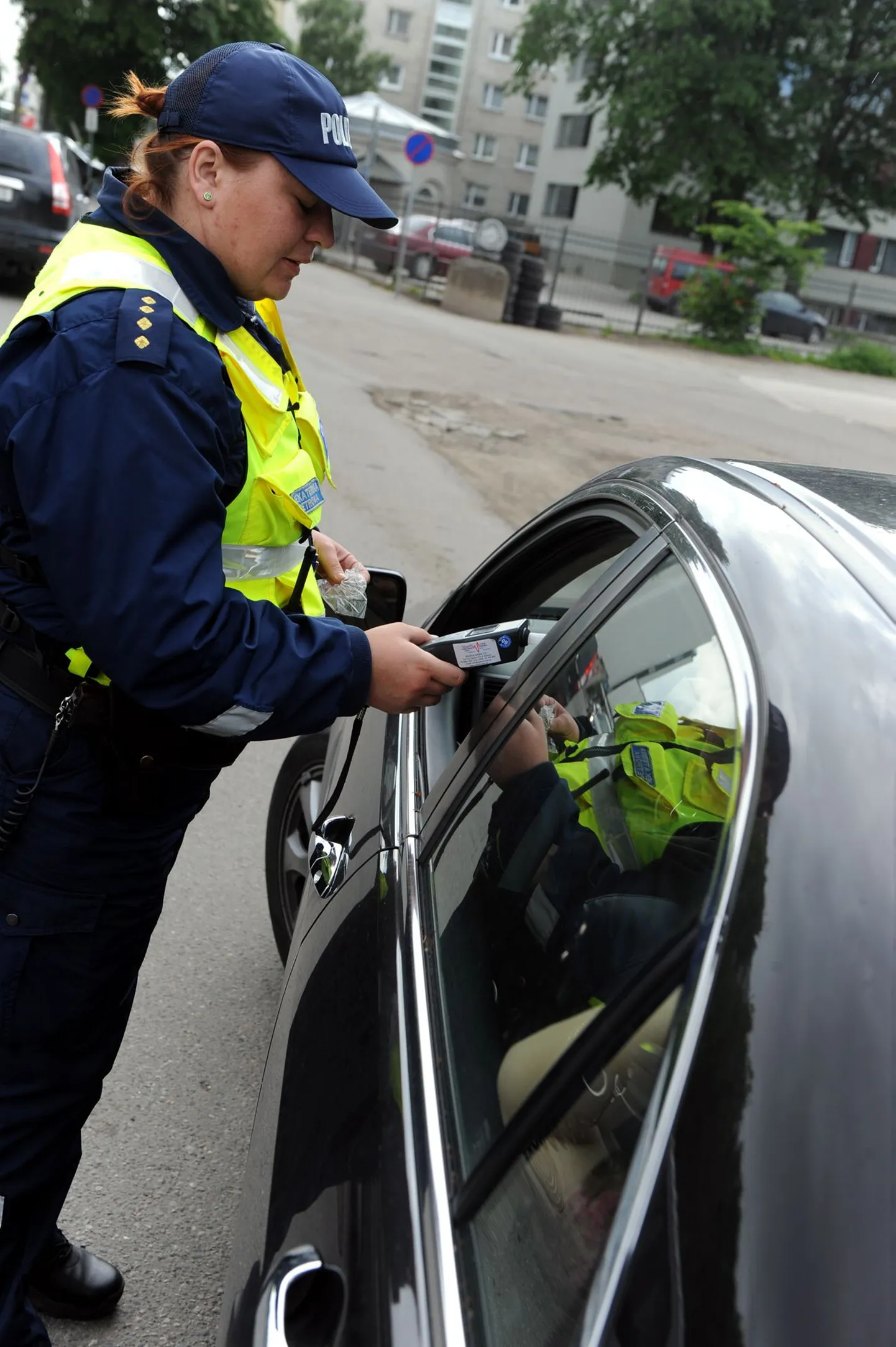 Сотрудник полиции проверяет водителя на трезвость. Иллюстративный снимок.