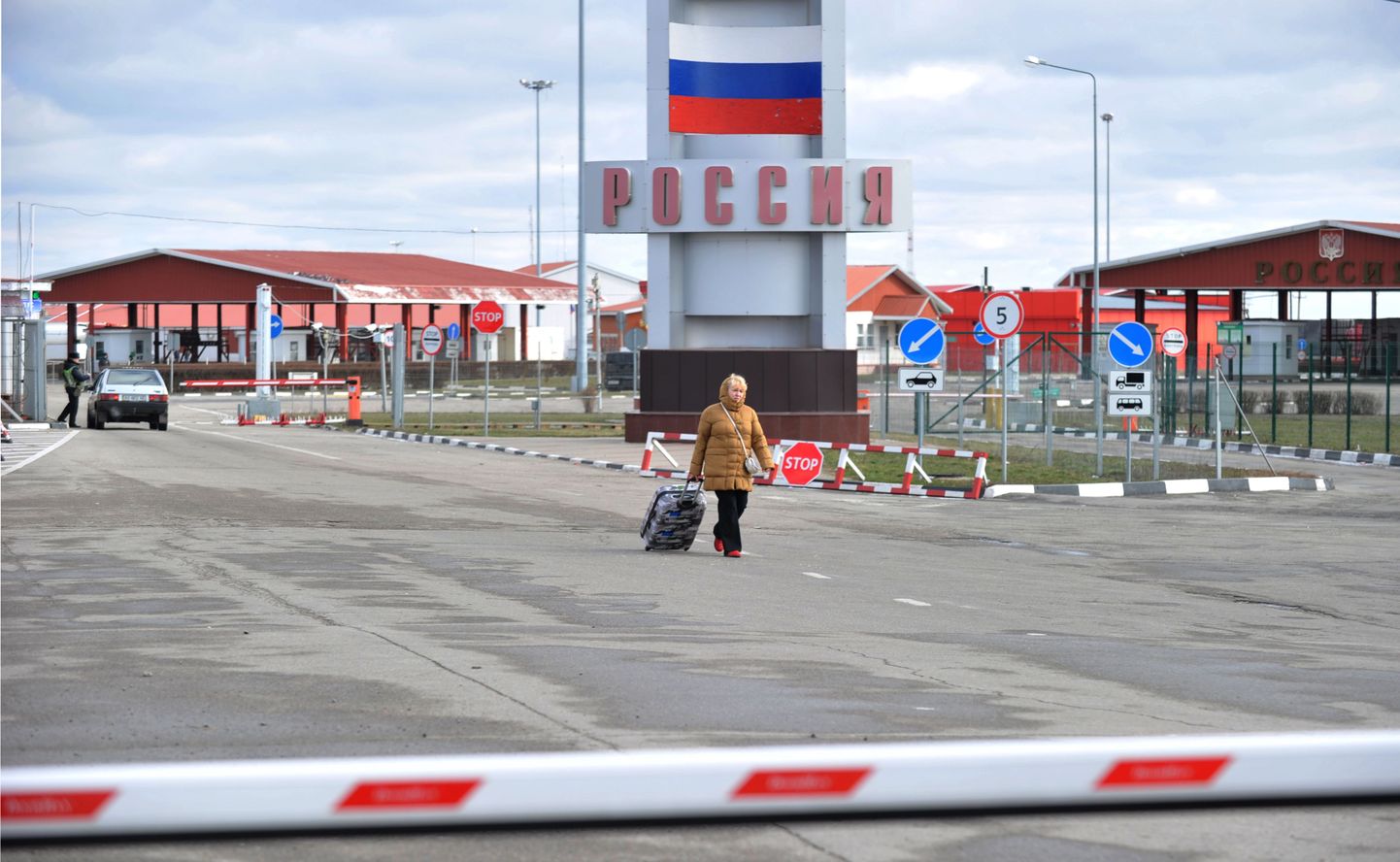 Vene piirivalvurid küsivad näha piiriületajate nutiseadmeid ja küsivad nende suhtumist Ukrainasse.