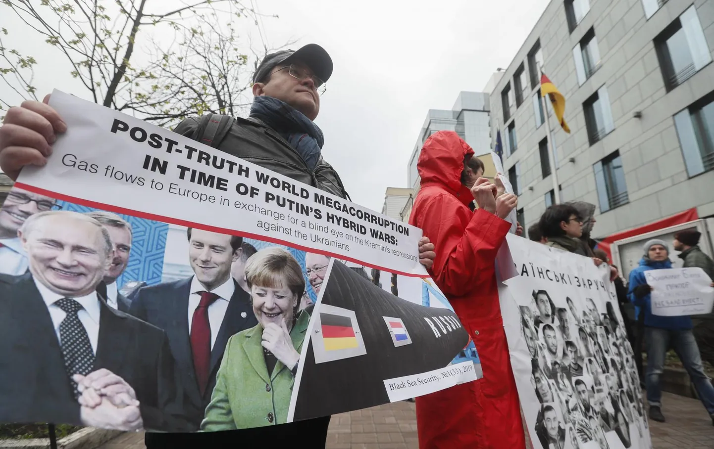 Kevadel Kiievis Saksamaa saatkonna ees toimunud meeleavaldusel võis näha plakatit, mille kujutatud Nord Stream 2 gaasijuhe ja rõõmsate nägudega Saksa liidukantsler Angela Merkel ja Venemaa president Vladimir Putin. Postimehega rääkinud Saksa eksperdi sõnul sündis gaasijuhtme projekt Saksamaa nõrga välispoliitika tulemusena.