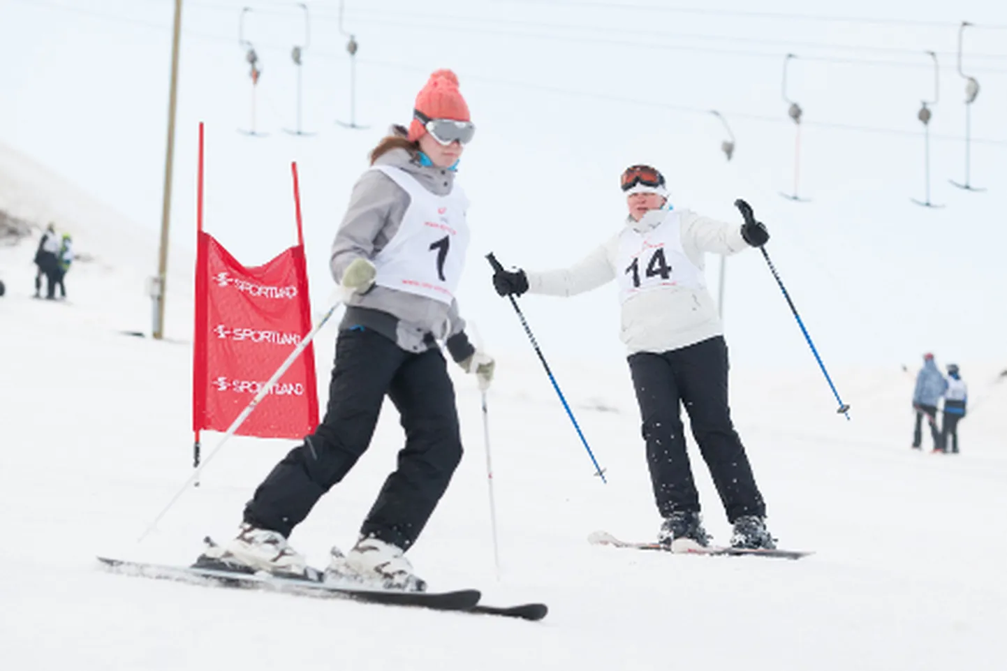 Kui Käbi Kreisman (esiplaanil) oli neidudest teine, siis Kaja Kreisman näitas küll teises sõidus naistest parimat aega, kuid kahe sõidu kokkuvõttes jäi napilt medalita.