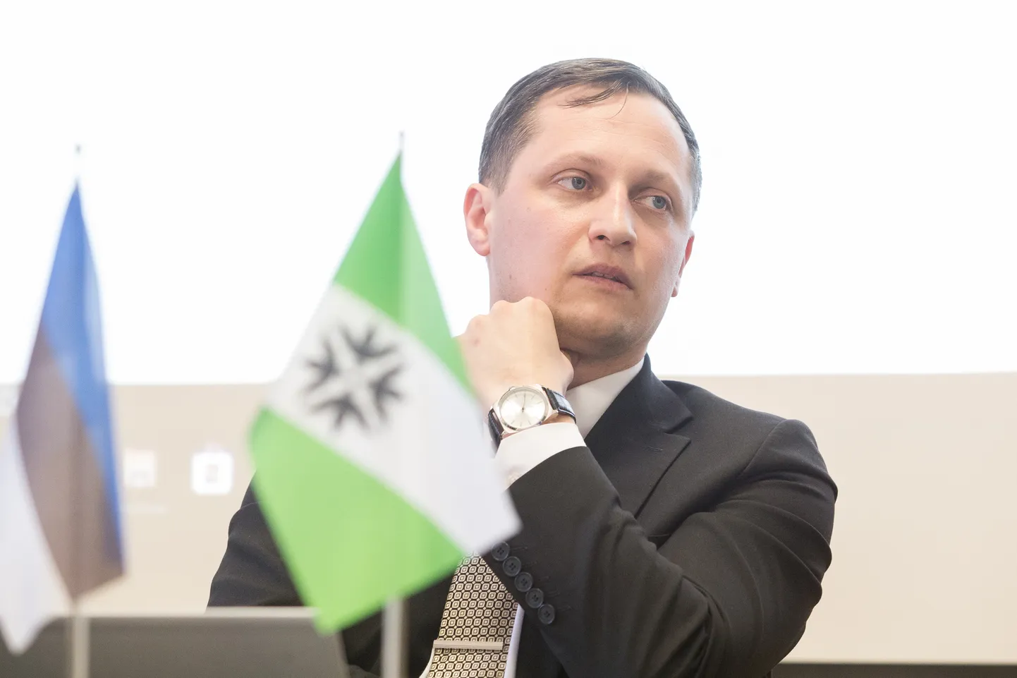 Канцлер права порекомендовала председателю Люганузеского волостного собрания Дмитрию Дмитриеву ответить на заявления, требовавшие восстановления в должности Хейди Уусталу и отставки волостного старейшины Виктора Рауама.
