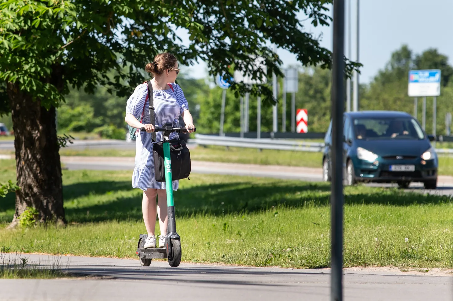 Elektritõukerattastega sõitmine on saanud Jõhvis kiiresti populaarseks.