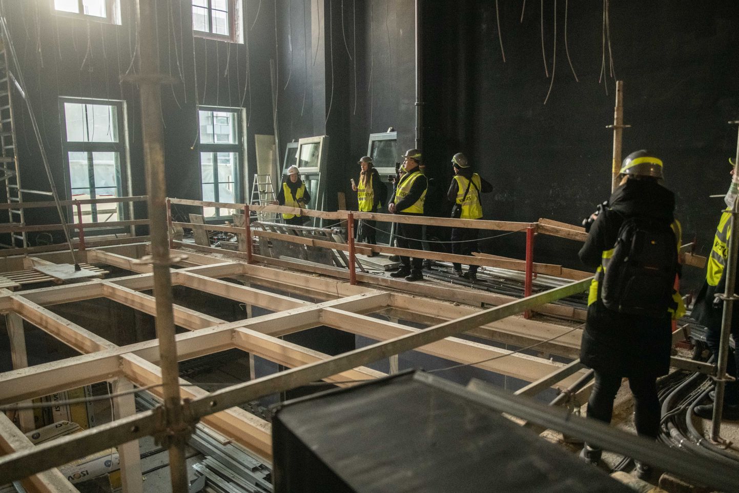 Iepazīstina ar Jaunā Rīgas teātra rekonstrukcijas būvdarbu gaitu