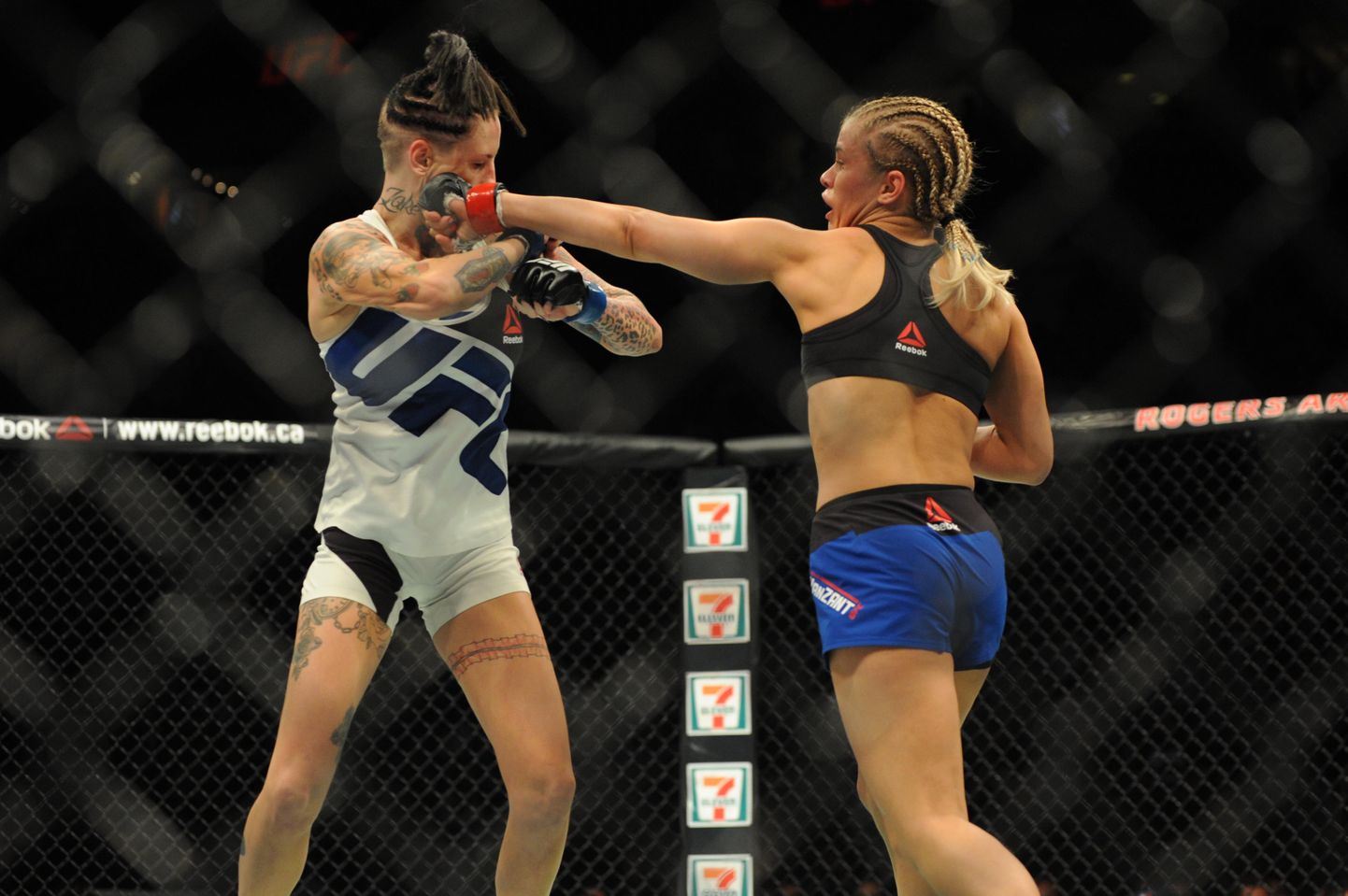 USA vabavõitleja Paige VanZant (paremal) võitlemas veel UFC-sarjas.