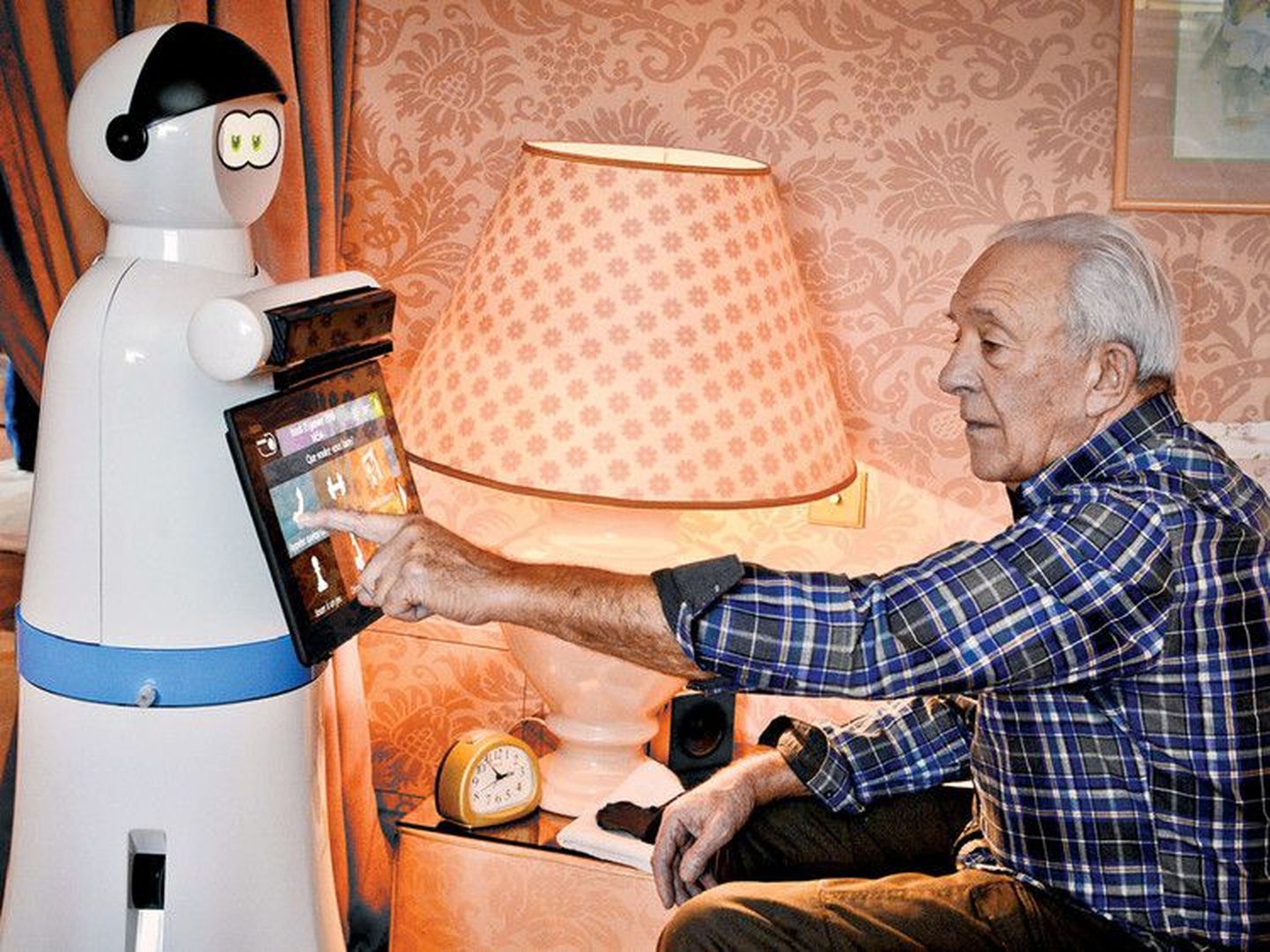 Vana mees ja robot.