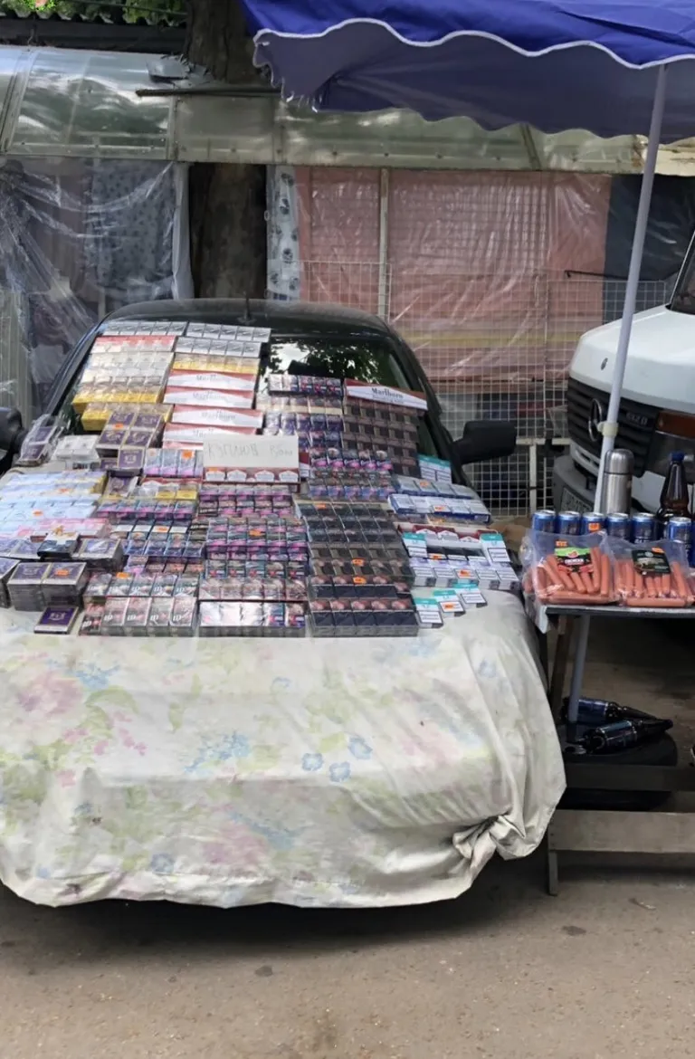 В Херсоне на улице продают сигареты и продукты