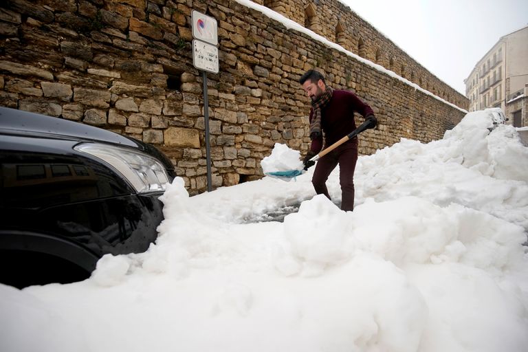 Hispaanlane kühveldab 22. jaanuaril pärast torm Gloriat lund.