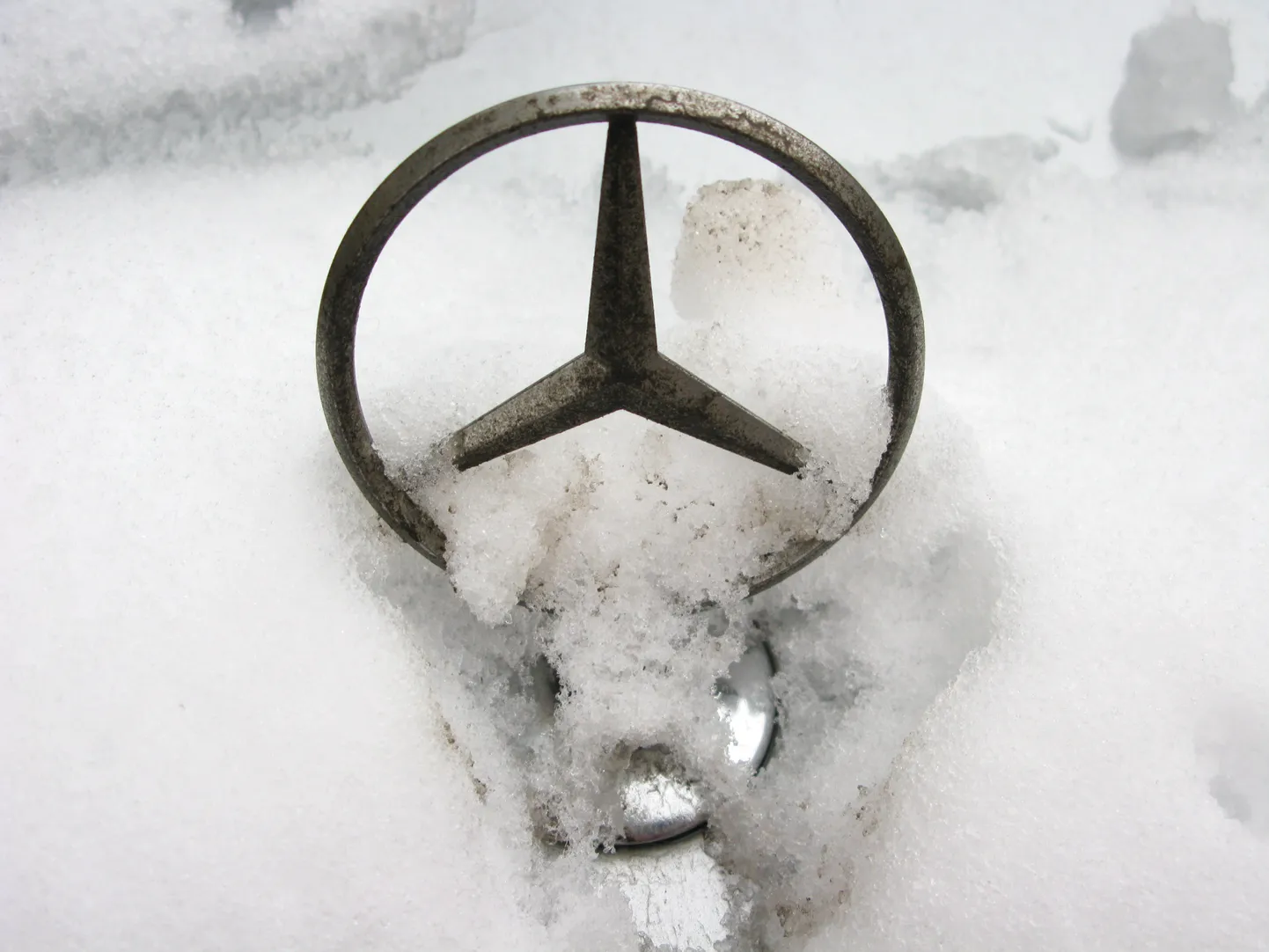 Эмблема Mercedes.