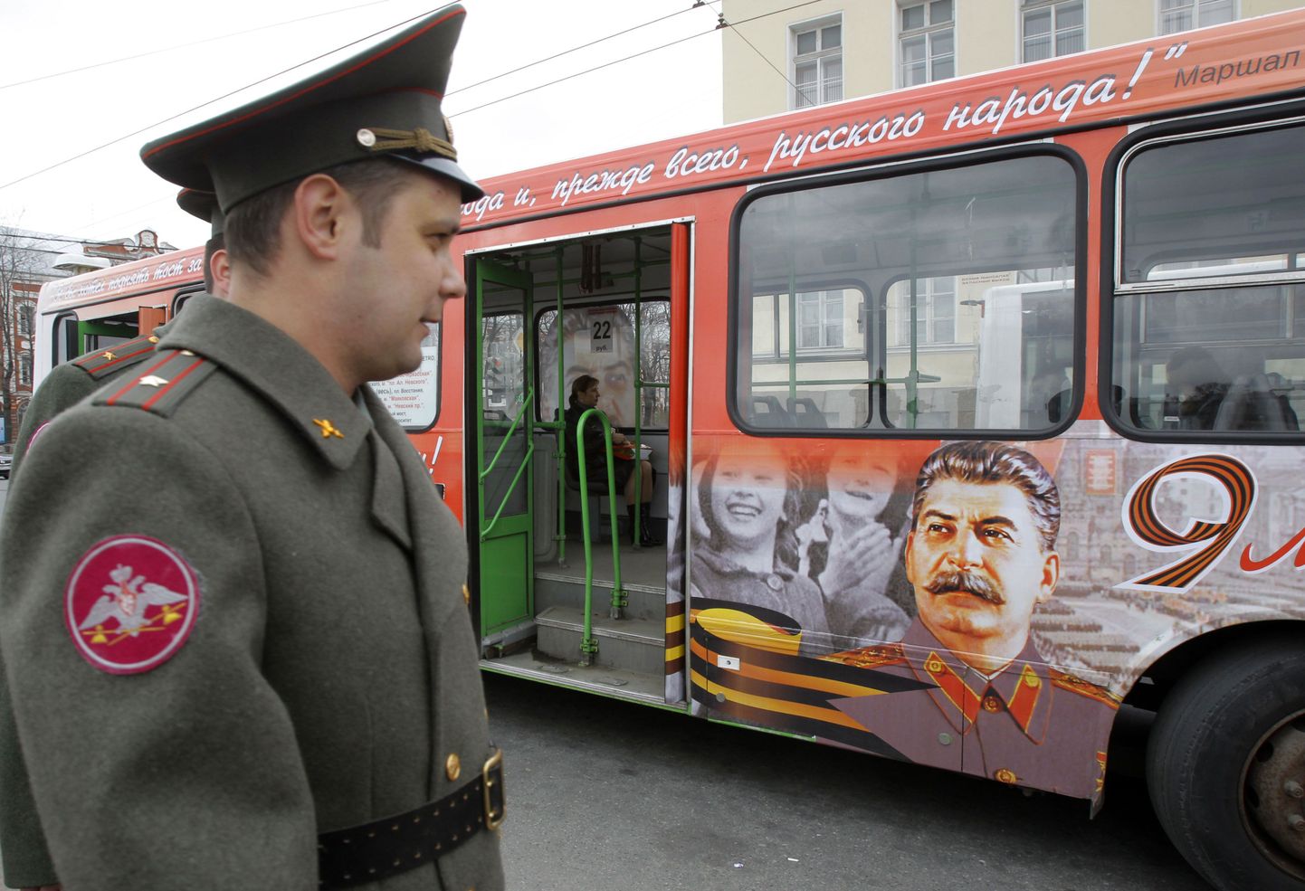 Peterburi Stalini pildiga buss