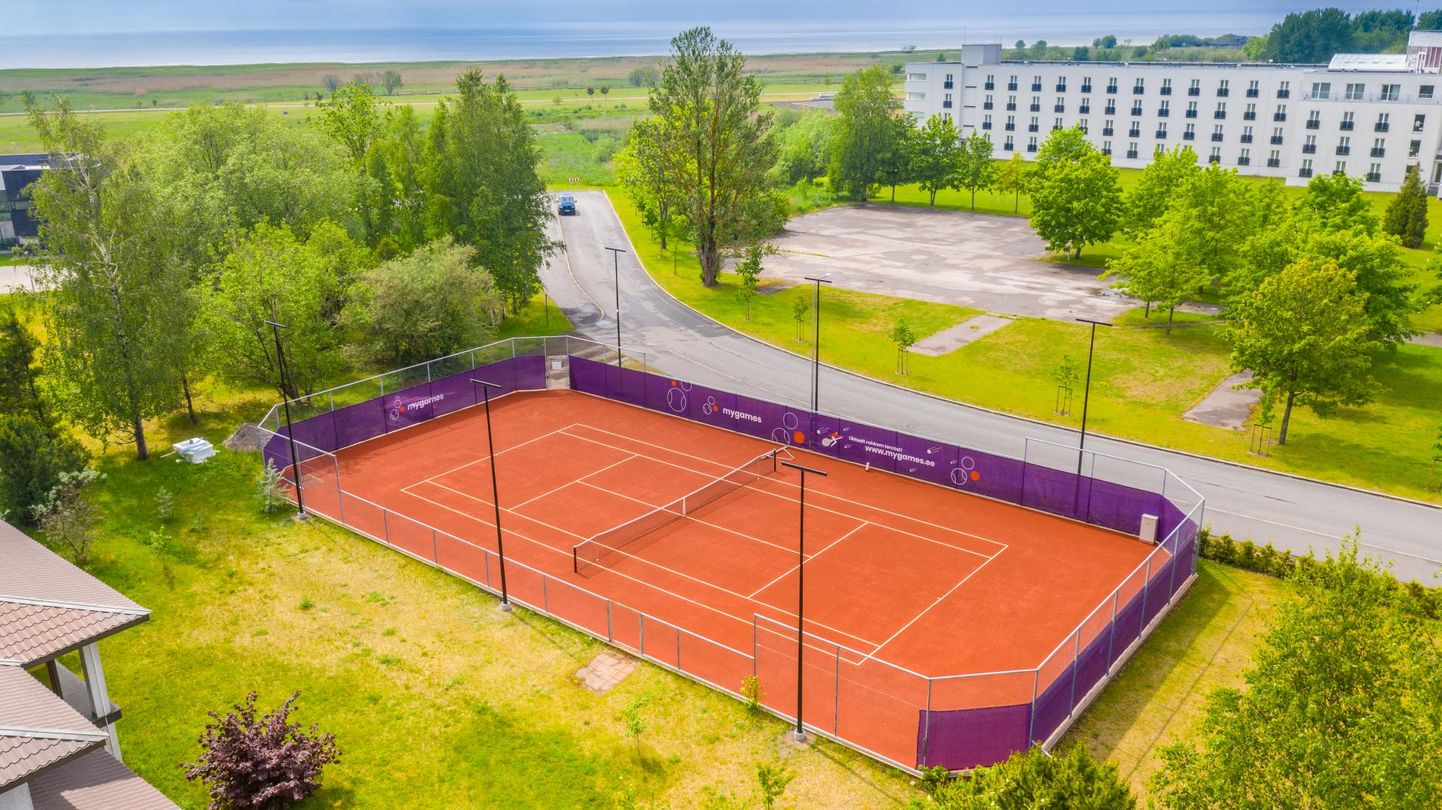 Suvepealinna lisandus uus tenniseväljak.