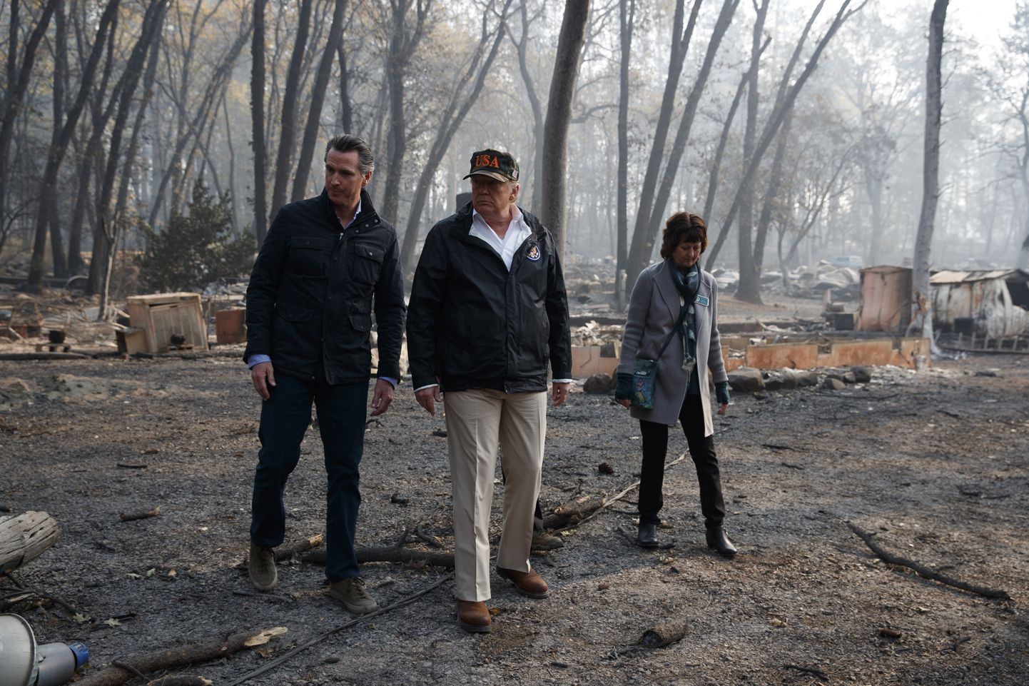 Donald Trump (keskel) külastas Californias põlenguala.