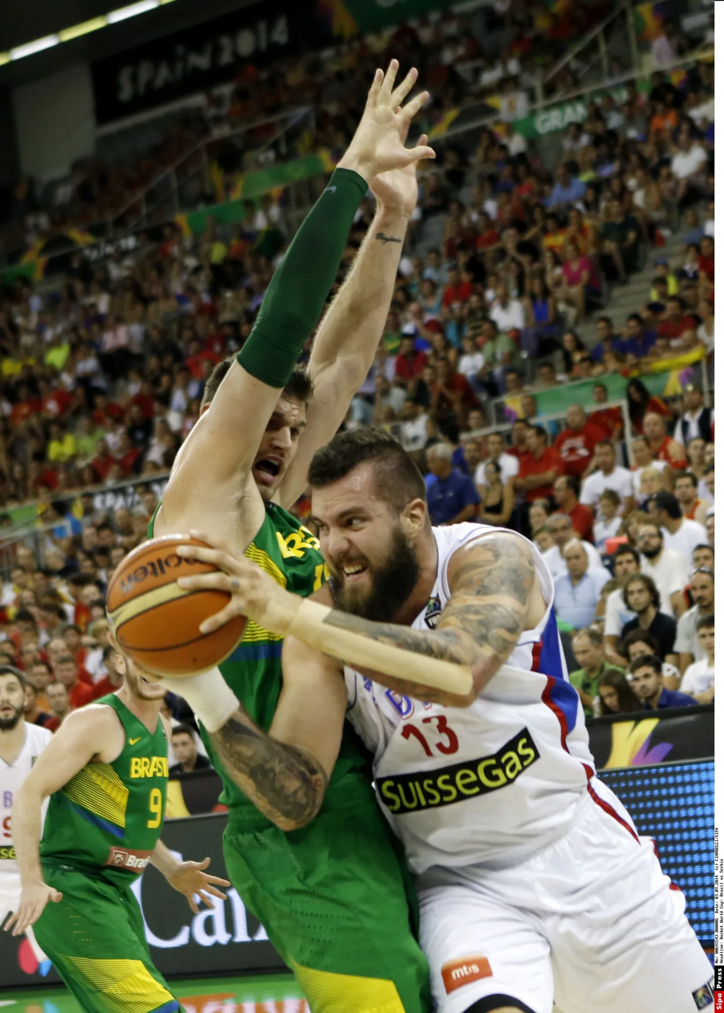 Serblane Miroslav Raduljica (paremal) ja brasiillane Tiago Splitter korvi all heitlemas.