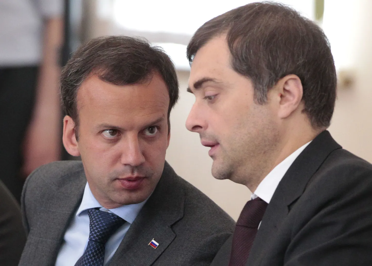 Vene presidendi Dmitri Medvedevi nõunik Arkadi Dvorkovitš (vasakul) koos riigipea administratsiooni ülema esimese asetäitja Vladislav Surkoviga.