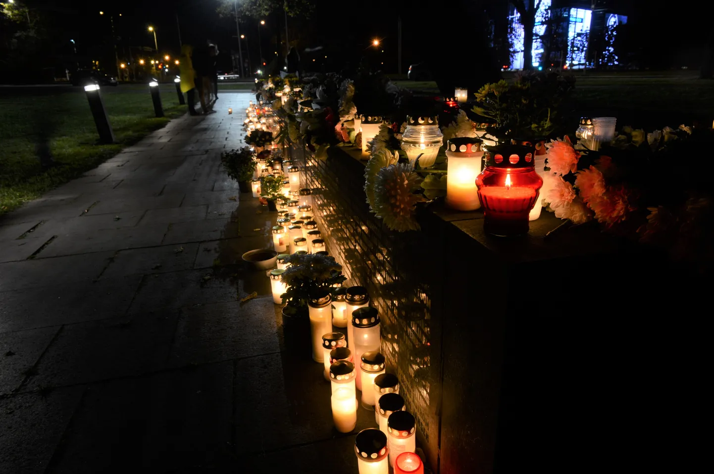 Tänavu möödus 25 aastat parvlaeva Estonia hukust. Hukkunute omakseid  meenutati Tallinnas 28. septembril Rannavärava mäe mälestusmärgi juures.