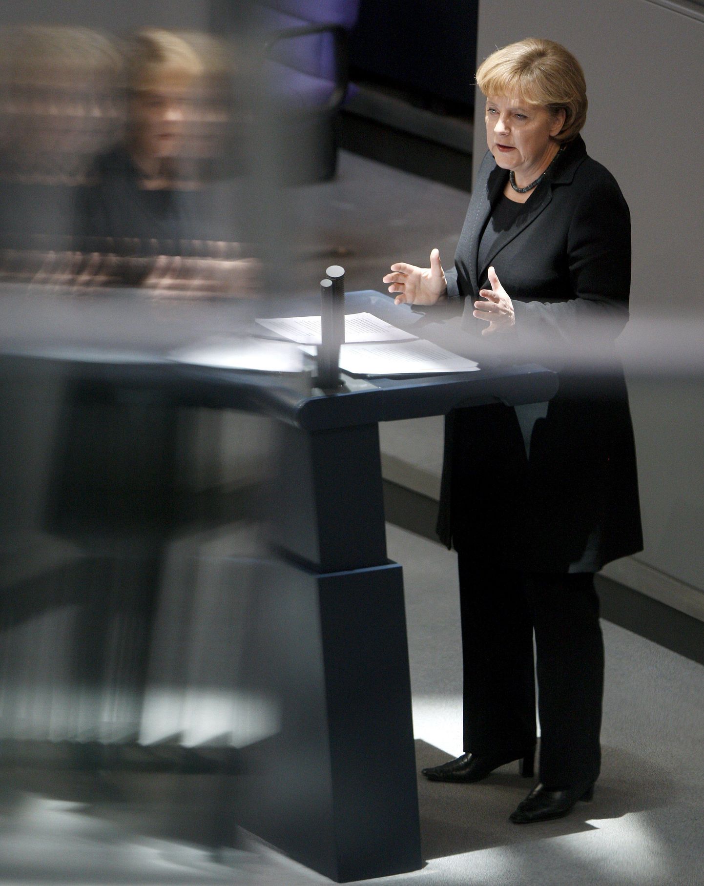 Saksa liidukantsler Angela Merkel parlamendis.
