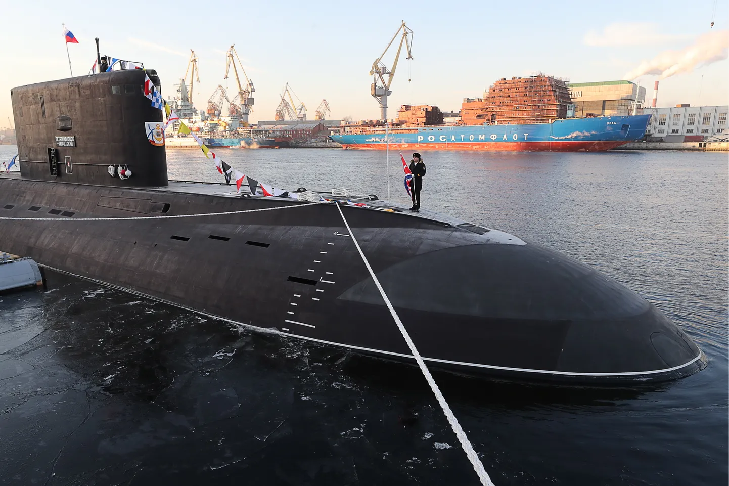Российская подводная лодка "Петропавловск-Камчатский" на судостроительном заводе в Петербурге.