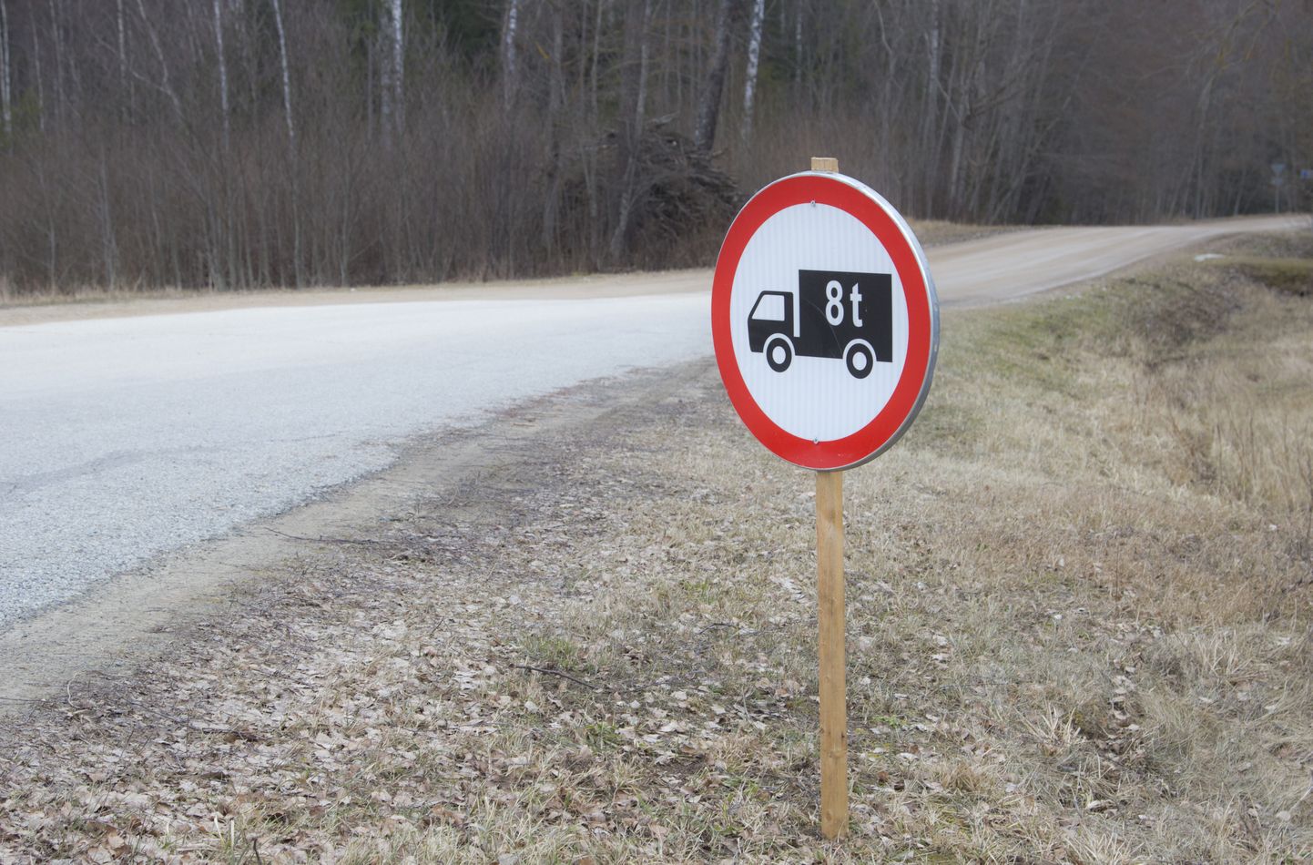 Viljandi vald sulges oma hallatavatel teedel raskeveokiga liiklemise.