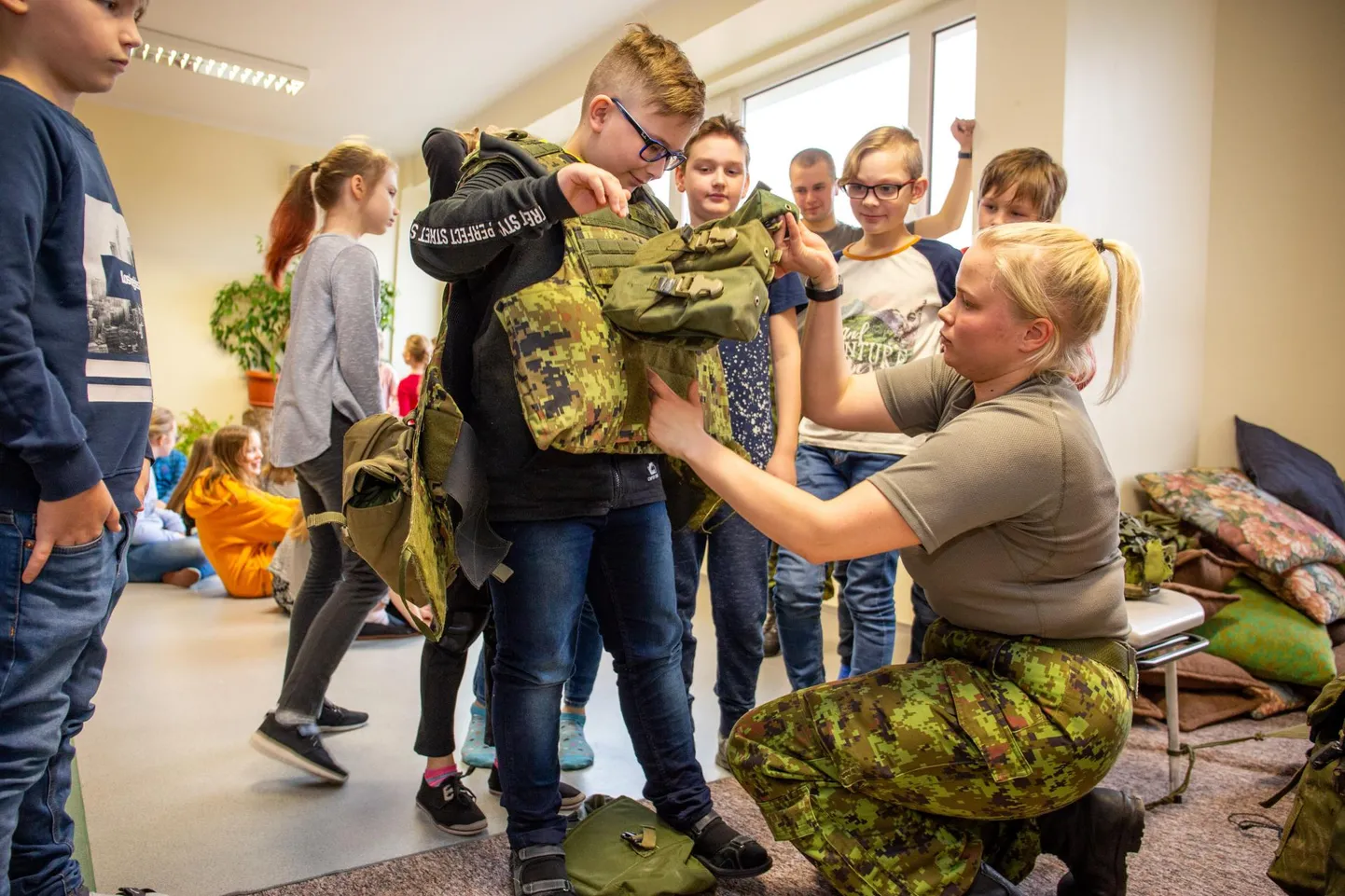 Are kooli vilistlane Kelli Reinsalu teenib kaitseväes ja aitas ­kunagise kodukooli õpilastel külalis­esinejana päeva ­põnevaks muuta.