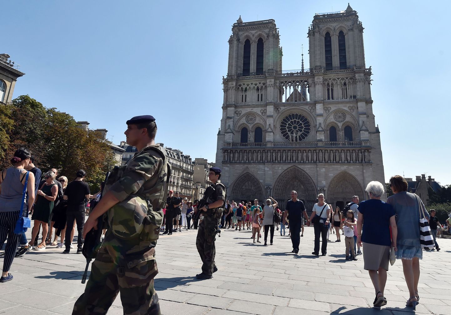 Prantsuse sõdurid turiste turvamas.